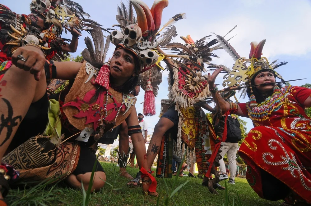 Busana dan Properti sebagai Identitas Visual