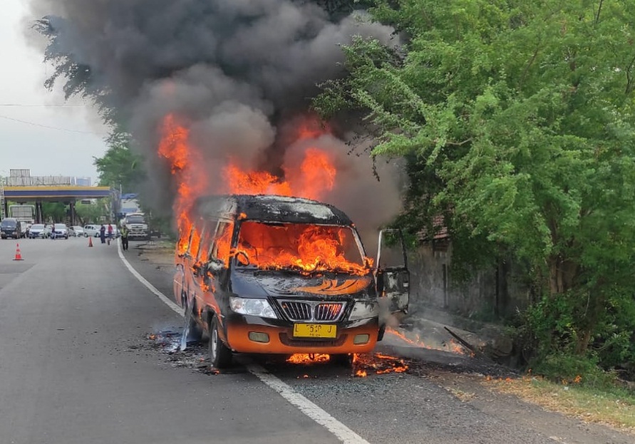 MPV Terbakar di Tol