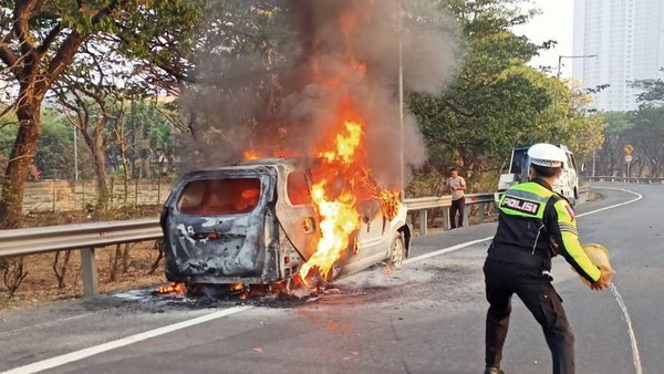 MPV Terbakar di Tol