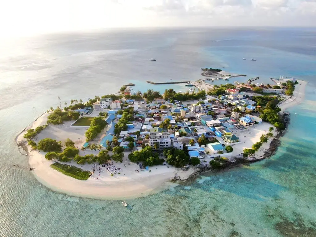 Pasir Putih dan Air Laut Jernih yang Konsisten Memukau