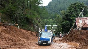 Mobil Terjebak Longsor