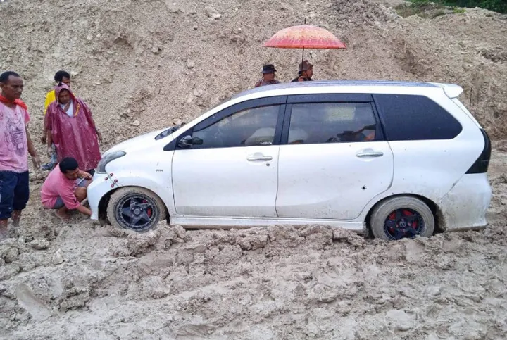 Mobil Terjebak Longsor