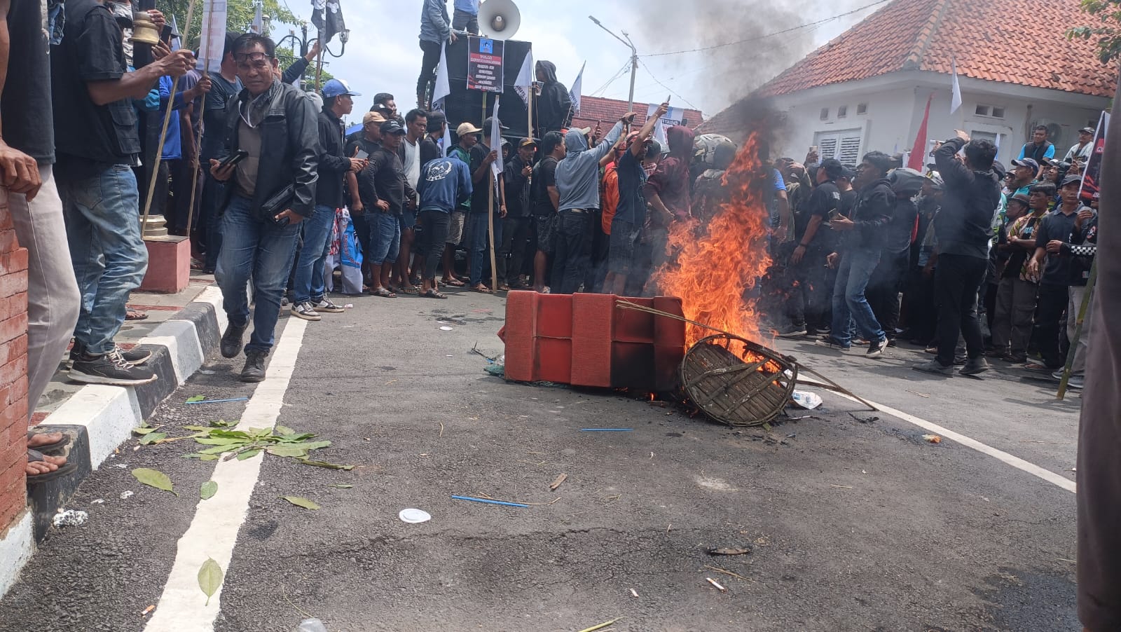 Demo Ricuh di Indramayu