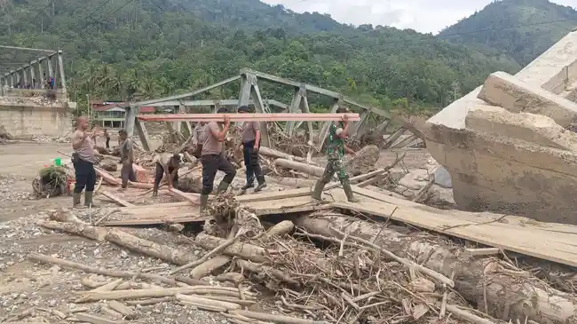 Mobil Terjebak Longsor